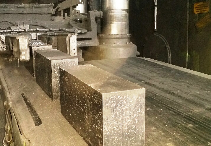 Fabricando ladrillos, prensado en proceso